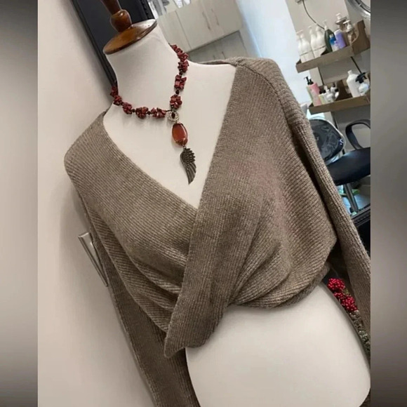 She and Sky  Sweater Womens Medium toffee/brown Cropped Twist Front crop top NWT - Picture 5 of 8